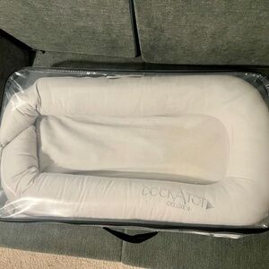 DockAtot Deluxe+ Dock - Gray